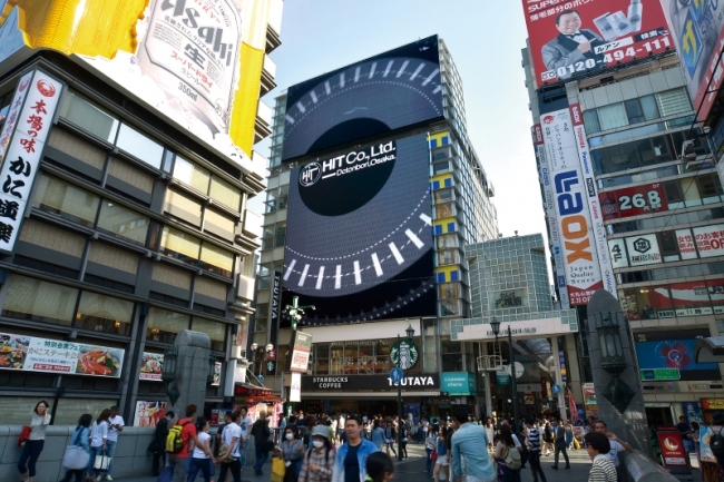 ヒットとジーニー、道頓堀の日本最大級LEDビジョンにてプログラマティックOOH広告配信開始