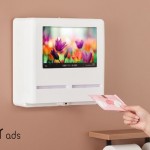 マイクロアドデジタルサイネージ、⼥性個室トイレへのプログラマティック広告配信を開始